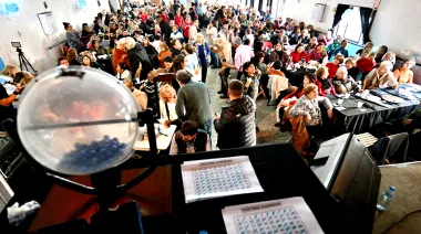 Más de 350 jubilados coparon un bingo en La Plata y hubo una ganadora feliz