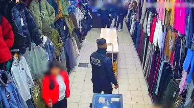 Detenidos cuando pretendían comprar camperas con tarjetas robadas