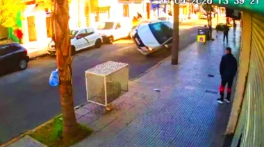 Chocó con un auto que se sumaba al tránsito y acabó volcado en Villa Bosch