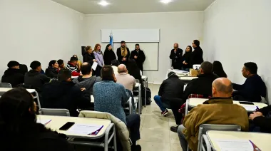 Egüen entregó certificados a egresados del Curso de Controladores de Admisión y Permanencia en 25 de Mayo
