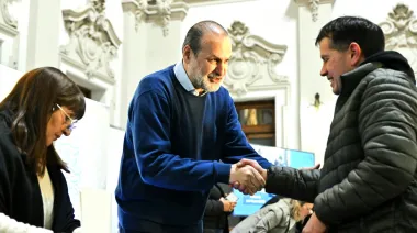Tras casi 30 años de espera, más de 220 familias de Bahía Blanca firmaron las escrituras de sus hogares