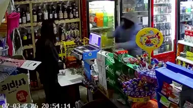 "La pelota no se mancha": encapuchado y con un cuchillo, asaltó un kiosco cuando jugaba Messi