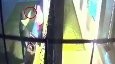 Motochorros le gatillaron y le robaron a un trabajador en Merlo