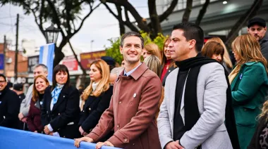 Mantegazza encabezó las celebraciones patrias en Alejandro Korn con un masivo desfile cívico y una fiesta popular