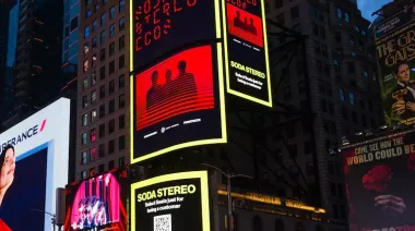 En medio de la fiebre mundialista, Soda Stereo ECOS deslumbró con su brillo el Times Square
