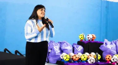 En San Francisco Solano: Eva Mieri entregó kits deportivos a 37 clubes de barrio De Quilmes