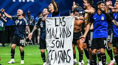 Argentina le ganó a Inglaterra en el Mundial y celebró el pase a la final con una bandera por las Malvinas