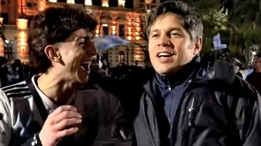 Kicillof se unió a los hinchas en los festejos por el triunfo de Argentina sobre Inglaterra en una plaza de La Plata