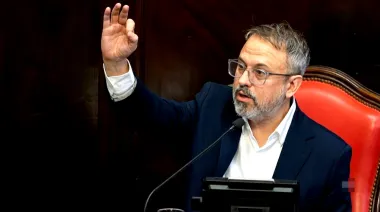 Valenzuela volvió al Senado bonaerense: pataleó,  lo trataron de “dormido” y fue objeto de burlas