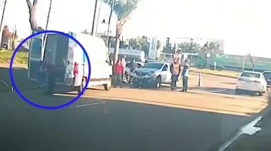Ninguno frenó y se produjo un tremendo choque entre una moto y un auto en Tigre