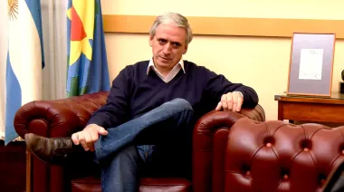 Goteras, vidrios rotos y baños descuidados: apuntan contra Gastón por el “deterioro” de una escuela de Chascomús