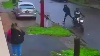 Lanús resignada por la inseguridad: se acercó una moto y la esperó con las pertenencias en la mano
