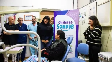 Programa “Quilmes Sonríe”: Eva Mieri entregó prótesis dentales a vecinos del distrito