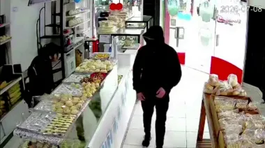 Panadería de Malvinas Argentinas reclama vigilantes: encapuchado la robó dos veces en pocos días