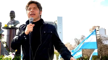 Kicillof calificó de “vergonzoso” a Milei por su visita a Brasil, su foto con Flavio Bolsonaro y el desplante a Lula