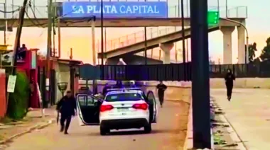 Tiros y piedrazos en La Plata: policías se enfrentaron a vecinos en barrio El Mercadito