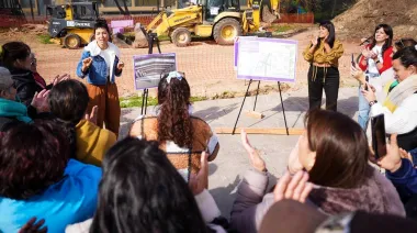 Mayra Mendoza y Eva Mieri supervisaron las tareas de construcción del nuevo Polideportivo en Ezpeleta