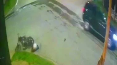 Buscan a motociclista que chocó con una camioneta, abandonó su vehículo y escapó herido