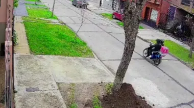 Disfrazados de deliverys y con balazos, robaron un auto en Avellaneda