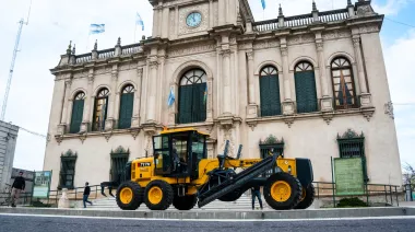 Rivadavia celebró la incorporación de la nueva motoniveladora 0km para potenciar la red vial