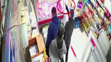 Raid delictivo en Berazategui: robaron carnicerías y el auto de un cliente en Sourigues