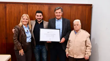 Egüen reconoció la trayectoria de Guillermo Amadeo en 25 de Mayo por los 45 años de Gui Lux