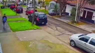 Robo relámpago en Wilde: se bajó de un auto y asaltó a un joven que regresaba del colegio