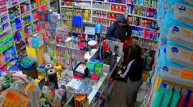 Verdugo y ladrón suelto en Berazategui: asaltó un comercio y cuando escapaba le "tiró besos" a la empleada