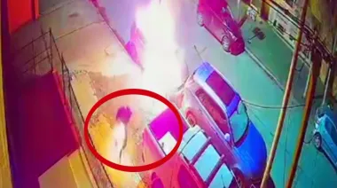 ¿Venganza o daño? Incendió un auto y acabó rodeado por las llamas en La Plata