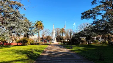 Chaves Municipios refuerza las tareas de mantenimiento en la Plaza 25 de Mayo
