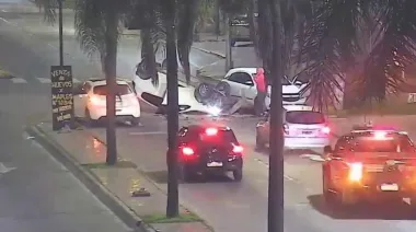 Conductor distraído provocó un choque y volcó en medio de la avenida en Gral. Pacheco