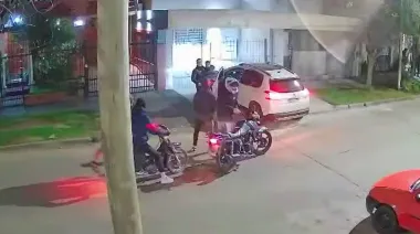 "Pegale un tiro": estaba con el hijo de cuatro años y le robaron la camioneta en Morón