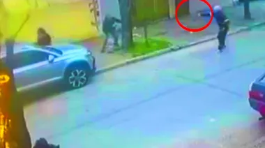 Se escondió de las balas: le intentaron robar y un árbol le salvo la vida