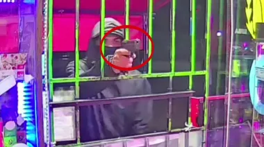 A través de las rejas y con un arma de fuego, amenazaron a los empleados y robaron un kiosco en Merlo