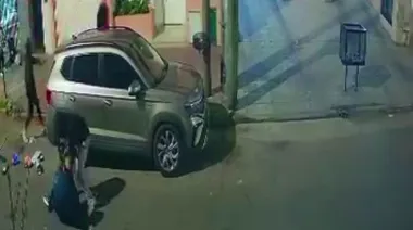 Familia regresó de un viaje y adolescentes le robaron el auto con todas las pertenencias en Lanús