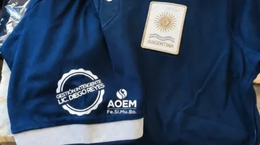 La oposición de Puán cuestionó a Reyes por incluir su nombre en la ropa de los municipales