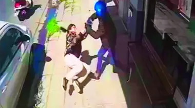 Motochorro golpeó a una mujer y le robó las pertenencias en Lanús