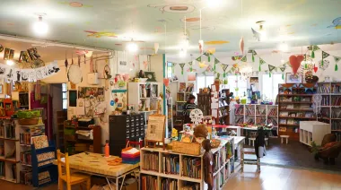 Tras la polémica por la orden de desalojo, La Plata confirmó que la biblioteca del Parque Saavedra seguirá abierta