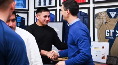 Mantegazza recibió a dos deportistas de San Vicente antes de su desafío mundialista de Kickboxing