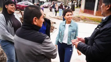 Mayra Mendoza y Eva Mieri recorrieron obras de pavimentación de 17 cuadras de Quilmes