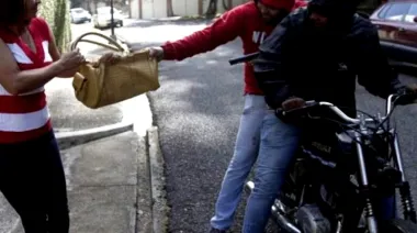 Asaltaron a una mujer que caminaba junto al pequeño hijo y le sacaron hasta la ropa