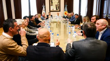 Intendentes aliados y opositores se reunieron con Kicillof y firmaron convenios con Provincia Leasing