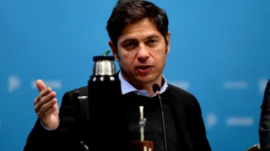 En un nuevo cruce, Kicillof calificó de “estupidez” la explicación de Milei sobre las deudas de las familias