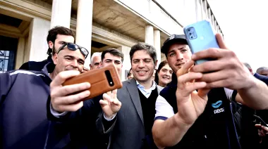 Ensenada: Kicillof inauguró la primera planta embotelladora de Absa y enrostró a Milei la “eficiencia” del Estado