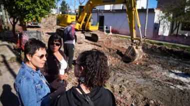 Mayra Mendoza y Eva Mieri recorrieron el inicio de la obra de Pavimentación en Villa Alcira