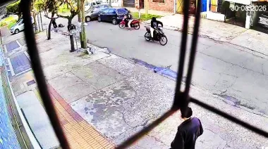 Motochorros le rompieron la cadera a una jubilada y robaron un auto en Lanús