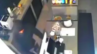 La Ciudad en modo Conurbano: forzó la puerta principal y robó una cafetería de Belgrano