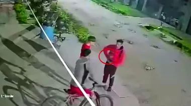 Ratero educado se les acercó, les dio la mano y les robó todo