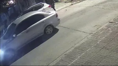 Robo relámpago en Tres de Febrero: le sacaron el auto y escaparon en 20 segundos