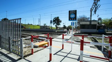 Mayra Mendoza presentó un proyecto para reforzar la prevención del suicidio en espacios ferroviarios
